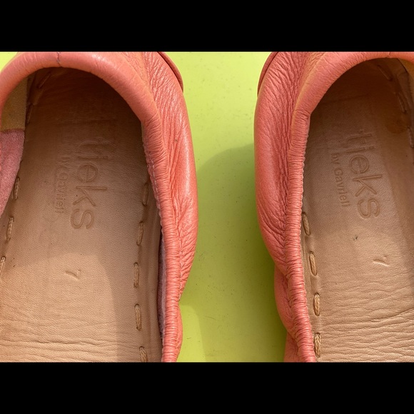 Peach Poppy Tieks! Sz 7. Worn a few times only. Some scuffs. Sold out online. - Picture 7 of 12